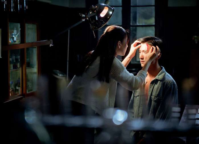 《一生一世》謝霆鋒上演動作片段 大展身手 以一擋三 慘被玻璃瓶砸頭