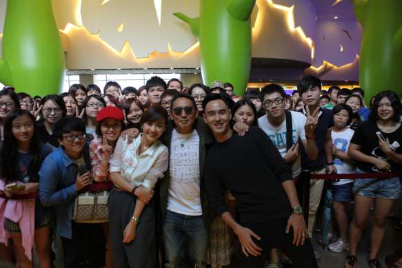 《軍中樂園》阮經天、陳意涵、鈕承澤一日店長賣票 小天票數勝出 陳意涵是人氣王