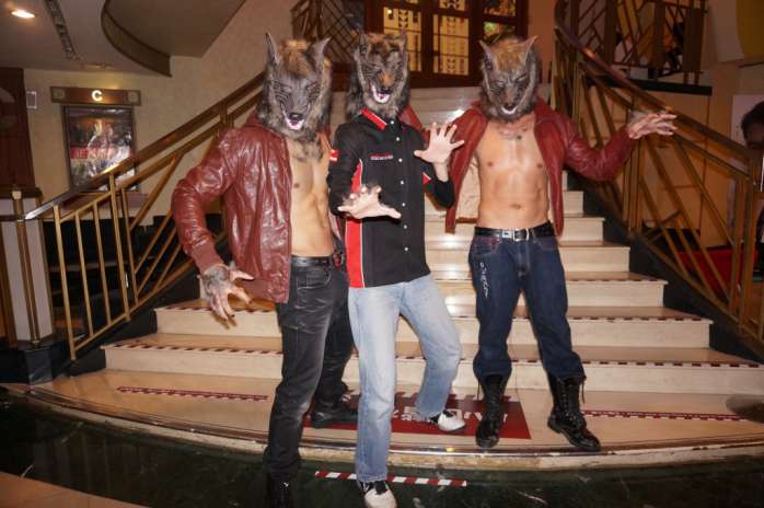 捕獲野生狼人！ 《狼人鎮》宣傳  狼人出沒影城擔任一日店長 猛男狼人耗費近一小時貼毛 樣貌栩栩如生