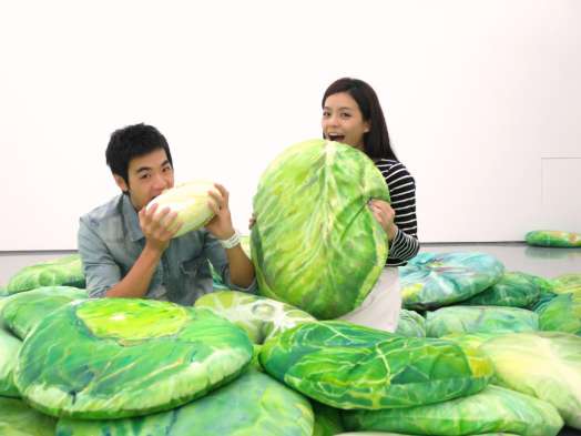 《等一個人的咖啡》布魯斯與宋芸樺帶大白菜《郊遊》美術館踢館高麗菜 蔡明亮率街頭舉牌 沿街賣票