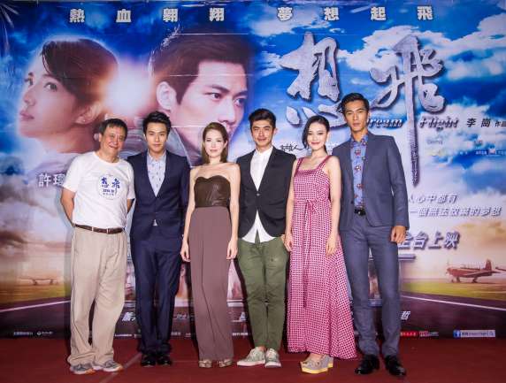 李崗新片《想飛》高雄首映200架紙飛機齊發 幸運學生巧收許瑋甯的紙飛機 眾人稱羨