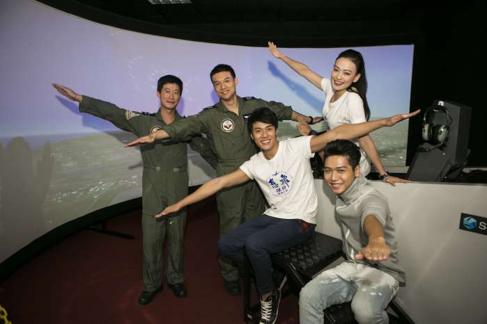 張睿家、姚以緹《想飛》體驗戰鬥機模擬飛行　飛機迷蔡旻佑硬要來參一腳
