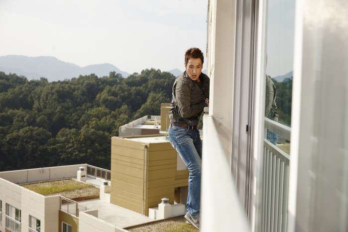 李善均拒當暖男 《非常警探》裝MAN玩命攀爬19層高樓 大街狂奔跑到「鐵腿」坎城首映獲極高評價沒去超後悔