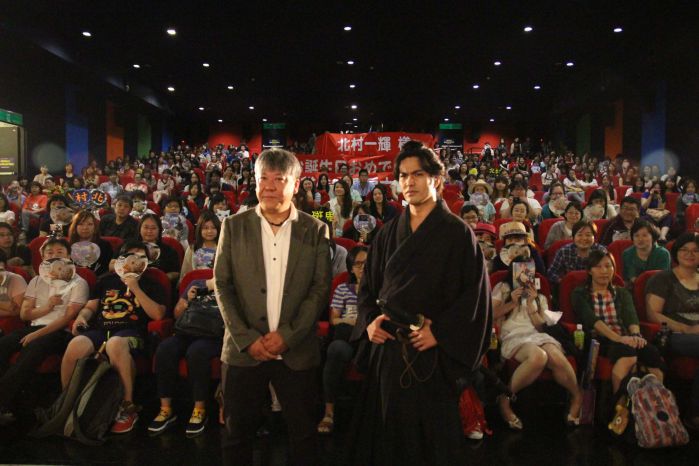 【貓侍 電影版2】北村一輝影迷見面會 穿和服帶武士刀出場粉絲嗨翻影廳