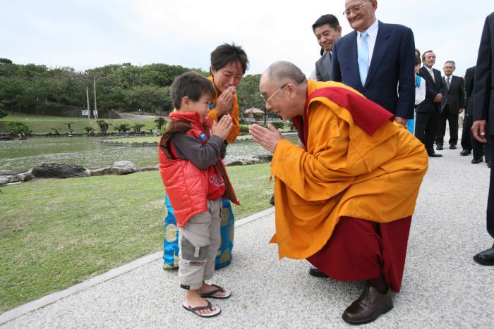 光頭頂大肚祈福《達賴喇嘛14世》頑童上身惹笑聲
