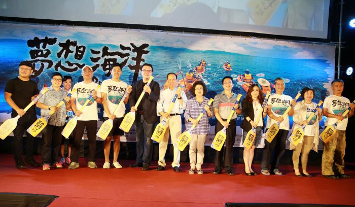 【夢想海洋】高雄愛河特映‧首創兩百艘獨木舟齊聚水上看電影