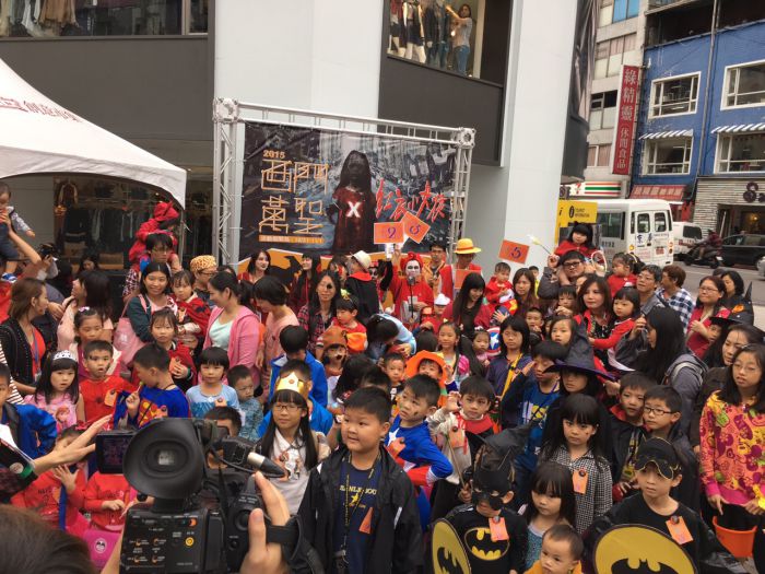 今年萬聖大不同【紅衣小女孩】百名「紅衣小鬼」入侵西門町