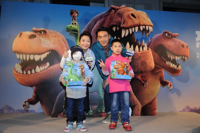 《恐龍當家》陶子李仁化身慈善大使與病童互尬恐龍嘶吼