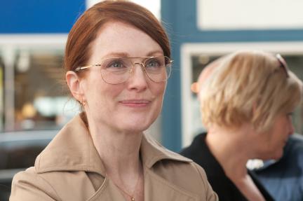 《琳老師卡好》茱莉安摩爾不修邊幅 狼吞嫩男講桌「進補」