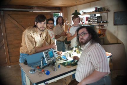 艾希頓庫奇重返蘋果發源地「車庫」拍【賈伯斯】 感受本尊上身