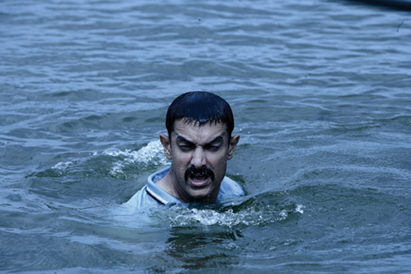 阿米爾罕為拍溺水戲苦學游泳  潛入水中鎖在車內成永遠夢魘