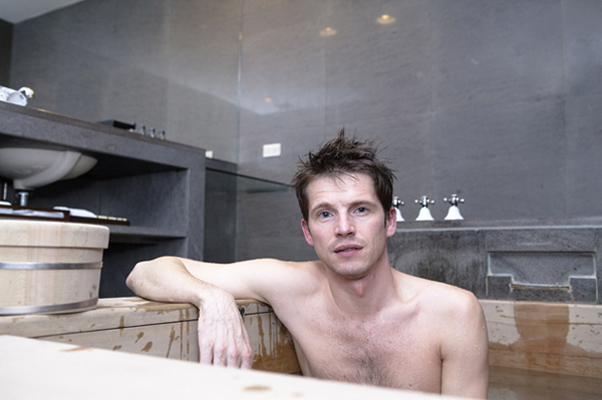 台灣片商招待男主角北投春天酒店泡溫泉 台版《湖畔春光》相映成趣