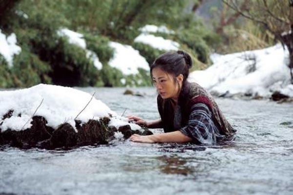 泉萍子批上戶彩《阿信》穿保暖衣浸冰川