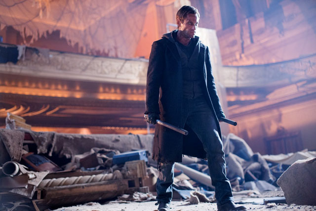 亞倫艾克哈特【科學怪人：屠魔大戰】拜師李小龍教女  苦練截拳道耍雙棍獻武藝