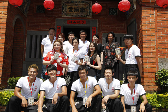 王彩樺生產呼聲震天 宋少卿奇異裝扮驚嚇路人 《鐵獅玉玲瓏》片場笑翻天