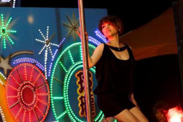 林慧萍《鐵獅玉玲瓏》火辣登場 性感演出鋼管女郎