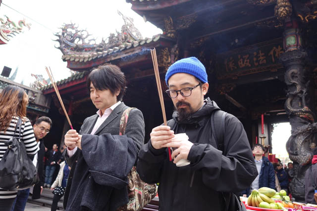 「賴皮」導演山下敦弘為新片【青春，半生不熟】來台宣傳 龍山寺拜拜祈求票房大賣