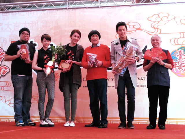 豬哥亮、宥勝、隋棠、簡嫚書掃街《大稻埕》陷入瘋狂