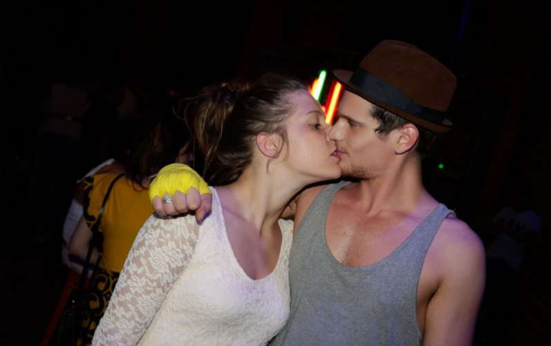 阿黛兒《藍色是最溫暖的顏色》爆紅人氣旺  情人節戲裡戲外同放閃