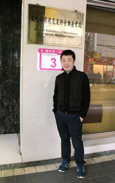 賈樟柯文化部前留影 笑看籤運《天注定》