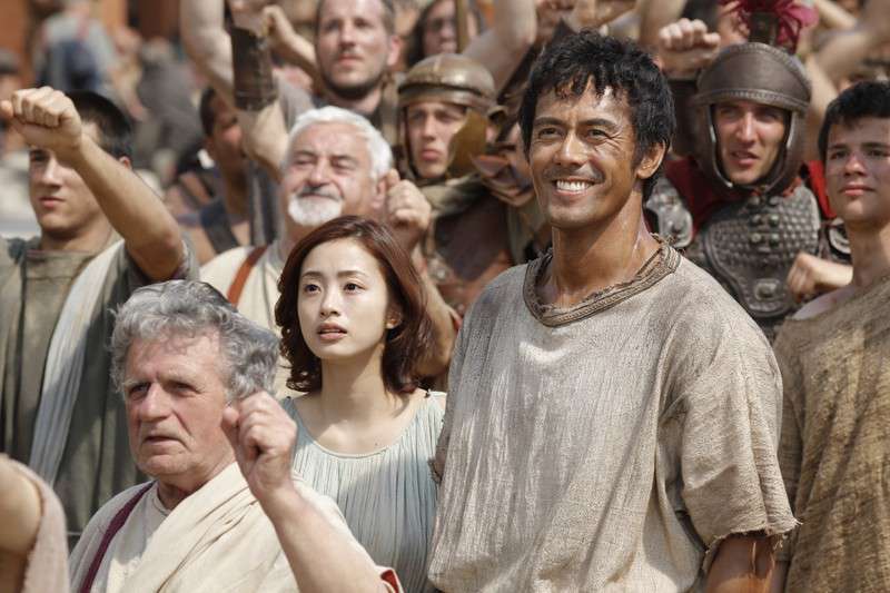 觀眾期待已久的古羅馬人阿部寬回來了！真實呈現的精壯身材在《羅馬浴場II》再次露胸擺臀