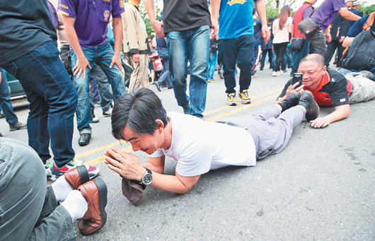 隨大甲媽遶境 任賢齊跪地稜轎腳
