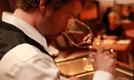 《羅曼蒂克大飯店》內場暗黑祕技，爆笑公開！