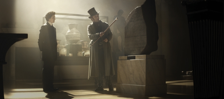 麥可辛 【魔幻冒險王：消失的黃金盒】分飾兩角險錯亂 特殊化妝四小時吃苦頭  山姆尼爾挑戰大反派盡情使壞  接演只為一圓蓄鬍夢