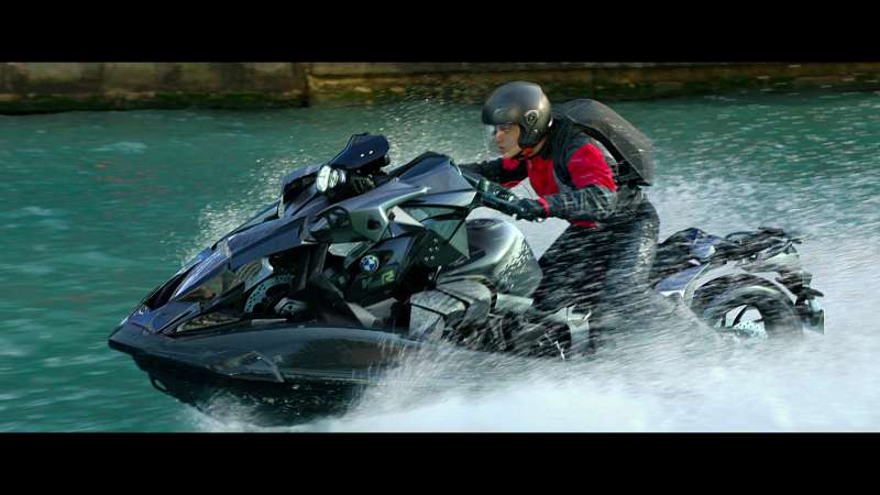 縮把手過縫隙、空中變身快艇，BMW重機上山下海！  《幻影殺陣》重機彷彿變形金剛再現，令人大讚「好神」！