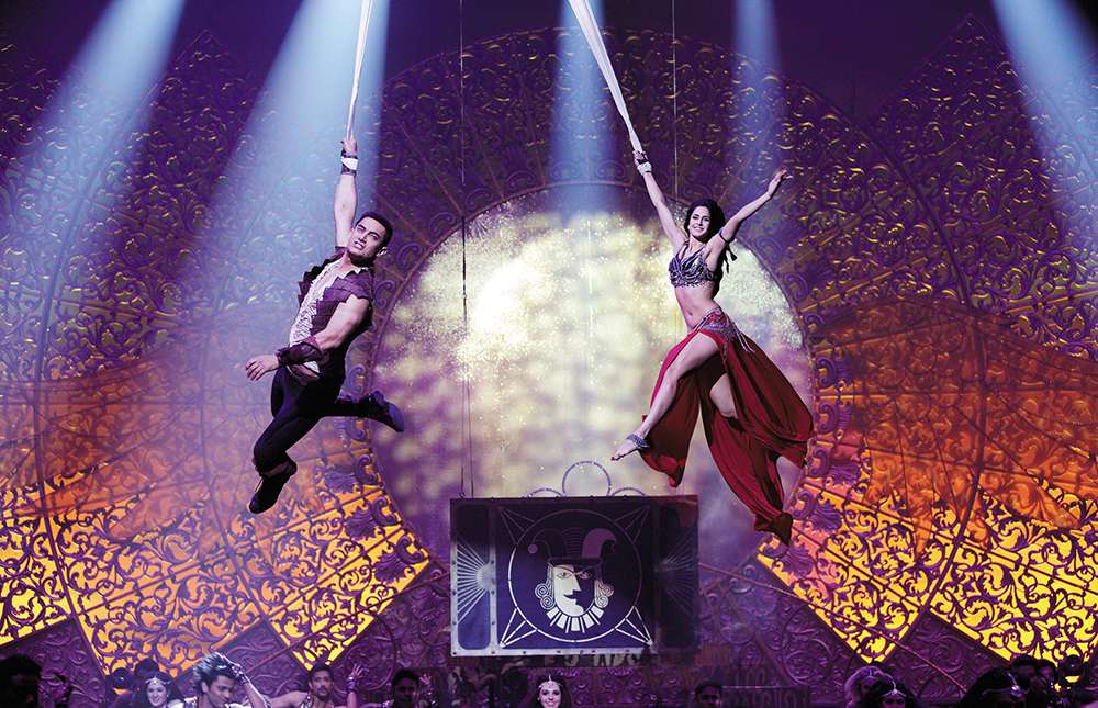 搏命演出！天王天后為舞台效果，馬戲特技玩真的！ 阿米爾汗為演《幻影殺陣》，空中懸吊特技親身上陣