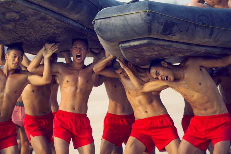 電影《軍中樂園》耗資2.5億 兩岸三地金馬金鐘影帝影后 金馬影帝阮經天跳操太猛烈 服裝師搶救「小小海龍」