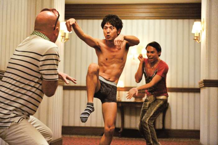 妻夫木聰裸體秀大包  《菜鳥評審員》靠「肌情螳螂拳」逼退男大姊