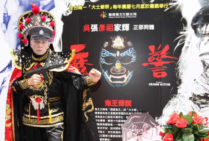 《魔警》另類宣傳   變臉鬼王現身西門町