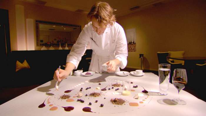 米羅名畫入菜《夢饗米其林》名廚阿卡茲餐廳變美術館 青蘋果氣球端上桌《夢饗米其林》饕客變聲「唐老鴨」