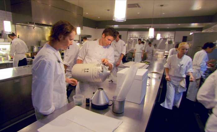 燃樹葉造驚喜《夢饗米其林》阿卡茲創意料理超吸睛 狂投履歷、轟炸名廚30天《夢饗米其林》阿卡茲鍥而不捨學廚藝