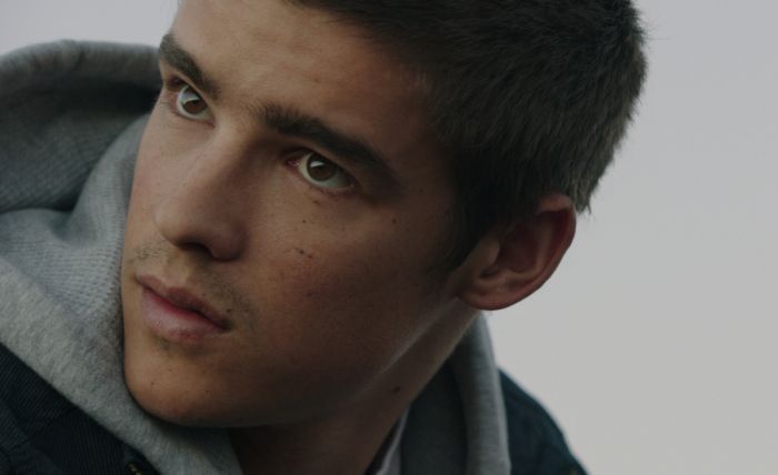 布蘭頓思懷茲化身「美男魚」 《詭異訊》慘遇水光之災意外獲手機