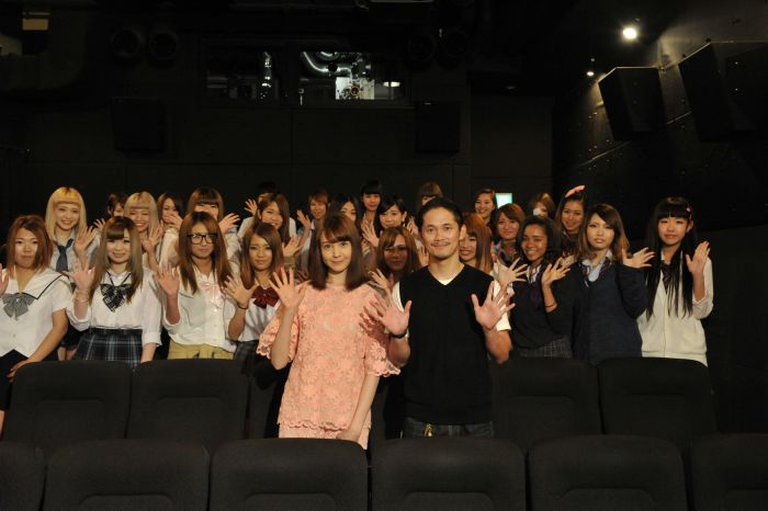 混血名模試膽《咒怨》反被女高中生嚇 含冤公車台灣「有碼」上路