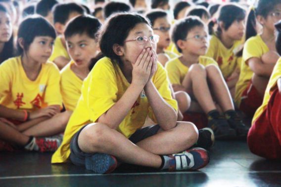 包場詢問度高，《逐夢上學路》走進校園感動師生  於金華國小活動中心舉辦校園放映，片中驚險畫面讓孩子忍不住緊張驚呼