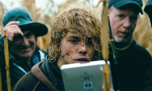 坎城影展評審團獎得主 天才帥導札維耶多藍主演新片 Indiewire喻為他最好的作品  《湯姆在農莊》鬼月搞自殘