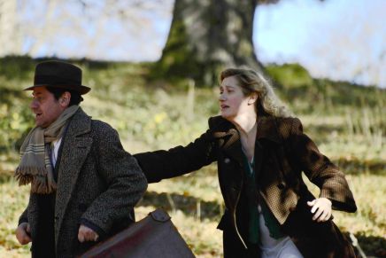 握不住男人改握筆《盛開紫羅蘭》影后得助愛人同志 兩度愛上Gay《盛開紫羅蘭》艾曼紐德芙扮醜意外受歡迎＿