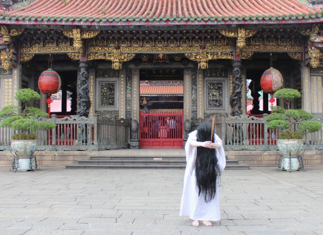 《咒怨》女鬼台北顯靈 龍山寺祈求票房大賣 大型看板樂合拍