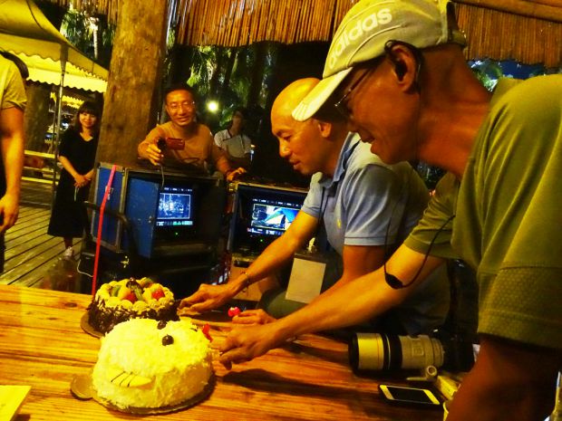 導演林超賢籌備《破風》遇生日 彭于晏 竇驍 半夜驚喜捧蛋糕開心慶生