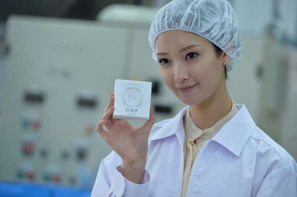 長腿名模賣香皂  《白雪公主殺人事件》湊佳苗「寫」紅古典樂團