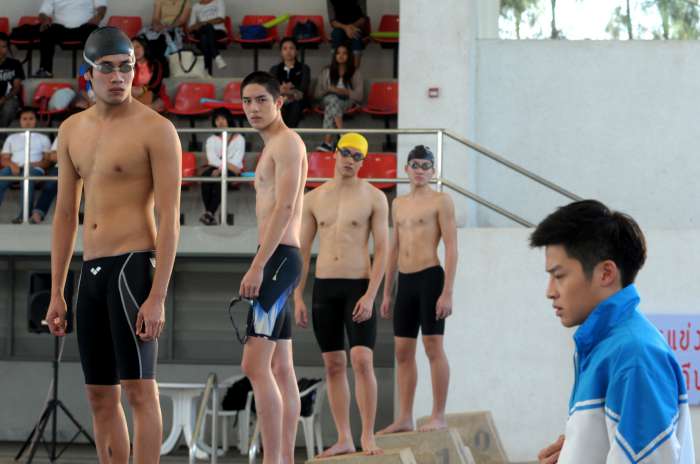 泰版陳柏霖、王陽明化身【水男骸】遭導演扒光  大秀精壯八塊肌人魚線