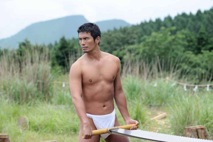 海猿伊藤英明【哪啊哪啊~神去村】變山猿 丁字褲越穿越有快感 長澤雅美面前深蹲下去撿東西