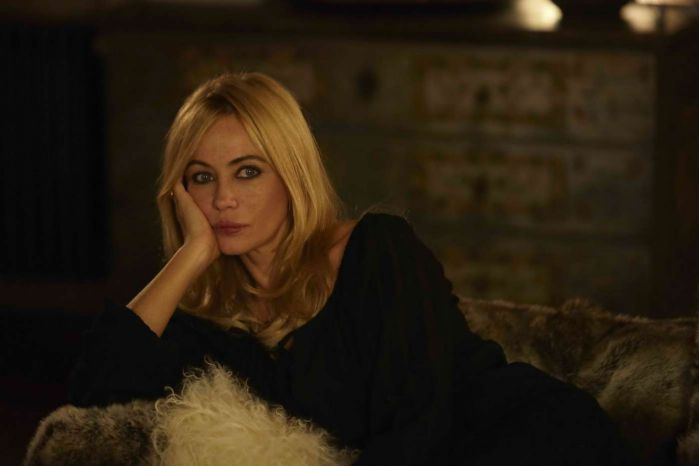 艾曼紐琵雅施展魅力《鱷魚的黃眼睛》盯搶第一