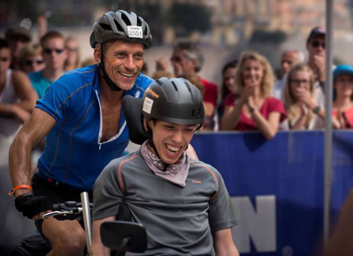 一位父親背著腦性麻痺症兒子完成了不可能的挑戰 激勵故事躍上大銀幕  【我的鋼鐵老爸】10月感人上映