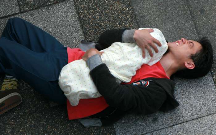 不用替身搏命演出  山田孝之《超能對決》吊鋼絲又累又痛