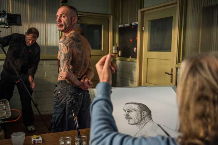 獄友跪求紋身《蘇富比偽畫大師》入監獲禮遇