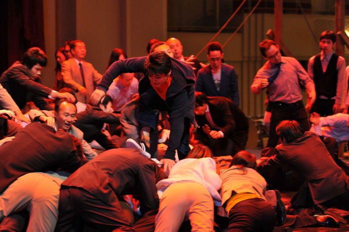 千人魁儡團團包圍  山田孝之《超能對決》狠踩人肉踏墊